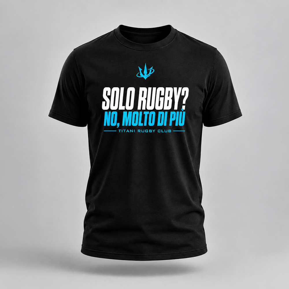 T-shirt nera Titani Rugby, vista frontale, con tridente azzurro e scritta “Solo Rugby? No, molto di più”.
