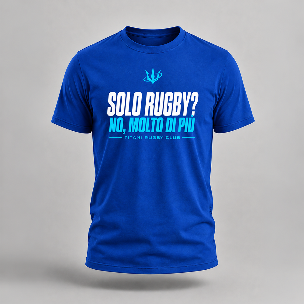 T-shirt blu royal Titani Rugby, vista frontale, con tridente azzurro e scritta “Solo Rugby? No, molto di più”.